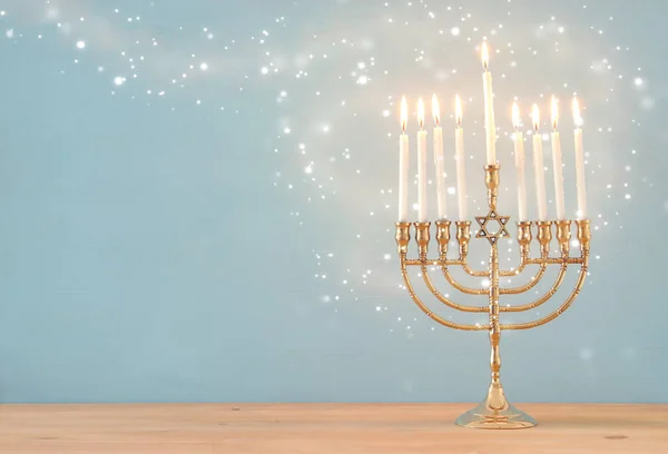 ユダヤ人の祝日のハヌカ本枝の燭台 伝統的な燭台 やキャンドルで背景のイメージ — ストック写真