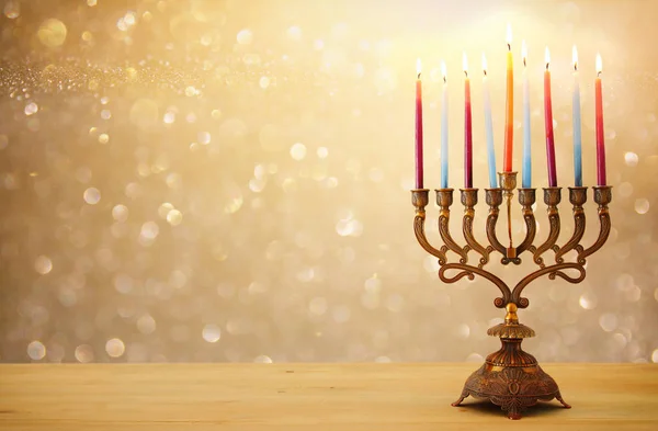 犹太假日光明节背景与烛台 传统烛台 和蜡烛闪闪发光的背景 — 图库照片