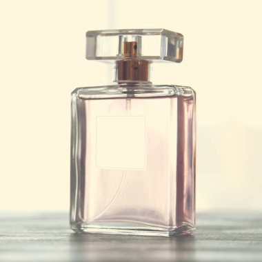 Zarif parfüm şişesi görüntüsü. arka ışık fotoğraf. Vintage filtre uygulanmış görüntü