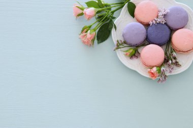 Üstten görünüm renkli macaron veya pastel mavi arka plan üzerinde acıbadem kurabiyesi. Düz yatıyordu