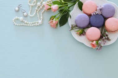 plaka macaroons ahşap masa ve beyaz inci