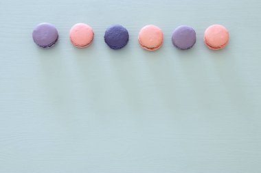Üstten görünüm renkli macaron veya pastel mavi arka plan üzerinde acıbadem kurabiyesi. Düz yatıyordu