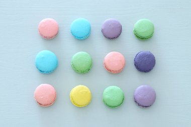 Üstten görünüm renkli macaron veya pastel mavi arka plan üzerinde acıbadem kurabiyesi. Düz yatıyordu.