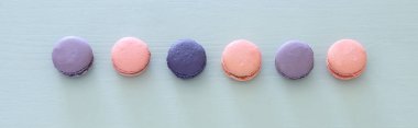 Üstten görünüm renkli macaron veya pastel mavi arka plan üzerinde acıbadem kurabiyesi. Düz yatıyordu
