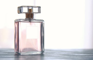 Zarif parfüm şişesi görüntüsü. arka ışık fotoğraf.