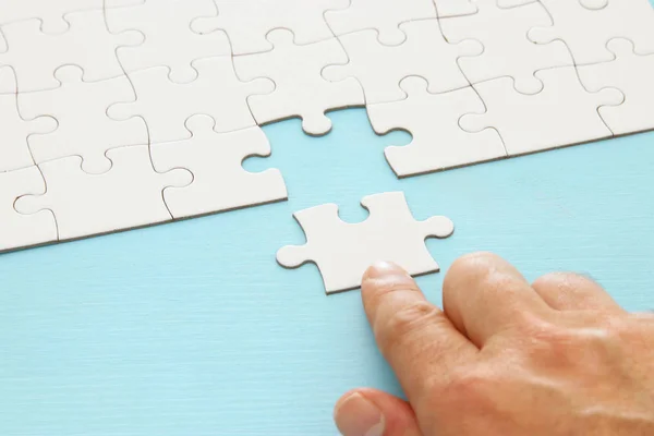 Männerhand Setzt Das Letzte Puzzleteil — Stockfoto