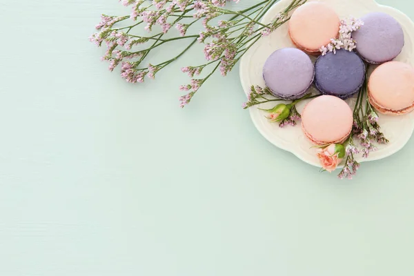 Vista Superior Del Colorido Macaron Macarrón Sobre Fondo Azul Pastel — Foto de Stock