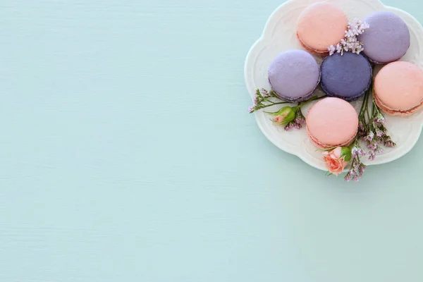 Vista Superior Del Colorido Macaron Macarrón Sobre Fondo Azul Pastel — Foto de Stock