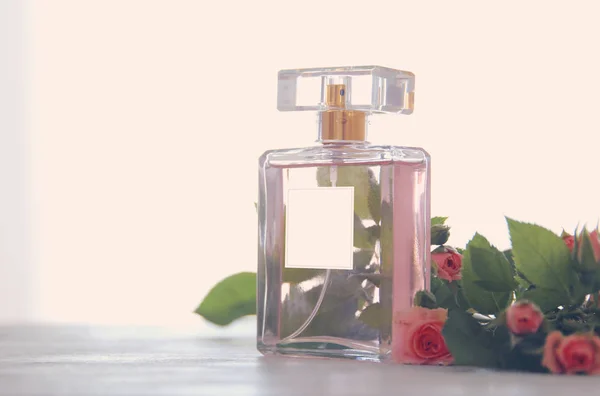 Bild der eleganten Parfümflasche. Gegenlichtfoto. Jahrgangsfilte — Stockfoto