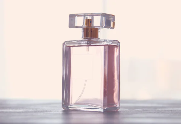 Imagen Elegante Botella Perfume Foto Luz Trasera Vintage Imagen Filtrada — Foto de Stock