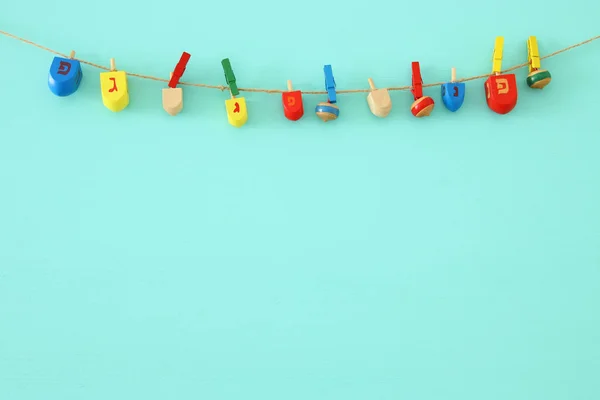 Afbeelding van Joodse vakantie Hanukkah met houten dreidels collectie (spinnen boven) over de achtergrond van de munt — Stockfoto