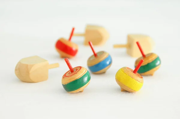 ユダヤ人の休日木製 dreidels コレクション (こま) 白い背景の上にハヌカのイメージ. — ストック写真