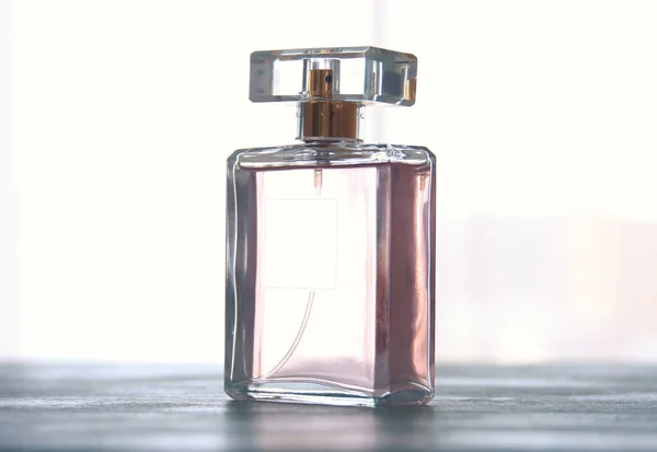 Imagen de la elegante botella de perfume. foto luz trasera —  Fotos de Stock