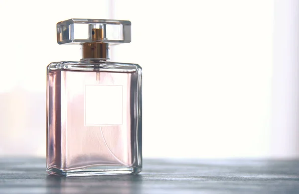 Imagen Elegante Botella Perfume Foto Luz Trasera — Foto de Stock