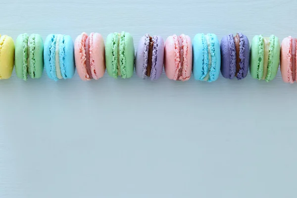 Pohled Shora Barevné Macaron Nebo Makronky Pastelové Modré Pozadí Rozložení — Stock fotografie