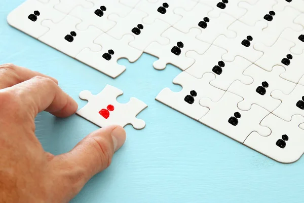 Puzzle Mit Menschen Ikonen Über Holztisch Personalwesen Und Managementkonzept — Stockfoto