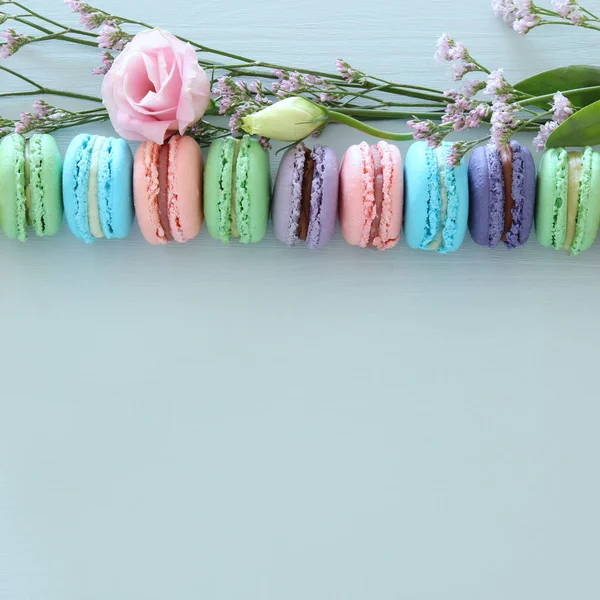 Vista Superior Del Colorido Macaron Macarrón Sobre Fondo Azul Pastel — Foto de Stock