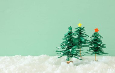 Kağıt Noel ağaçları beyaz kar üzerinden görüntü