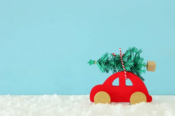 Coche Rojo Madera Que Lleva Árbol Navidad Frente Fondo Azul —  Fotos de Stock