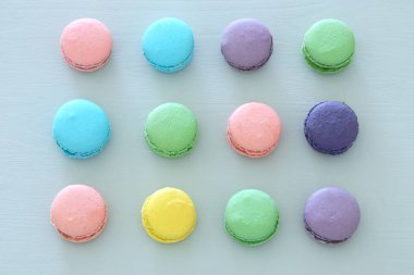 Üstten görünüm renkli macaron veya pastel mavi arka plan üzerinde acıbadem kurabiyesi. Düz yatıyordu