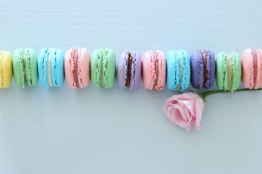Üstten görünüm renkli macaron veya pastel mavi arka plan üzerinde acıbadem kurabiyesi. Düz yatıyordu