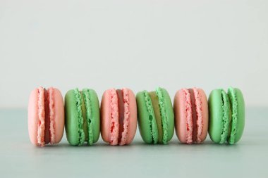 Romantik renkli macaron ya da acıbadem kurabiyesi üzerinde pastel arka plan görüntü