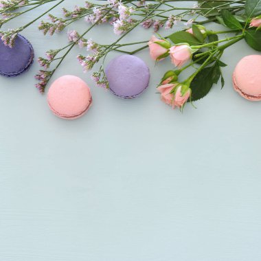 Üstten görünüm renkli macaron veya pastel mavi arka plan üzerinde acıbadem kurabiyesi. Düz yatıyordu