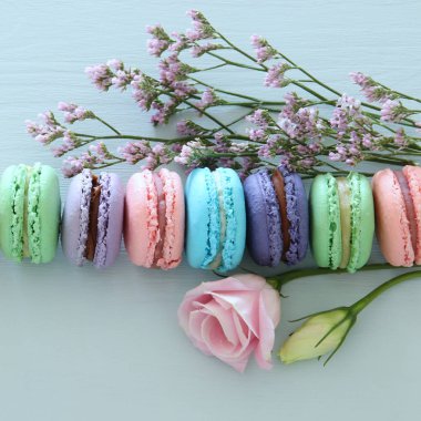 Üstten görünüm renkli macaron veya pastel mavi arka plan üzerinde acıbadem kurabiyesi. Düz yatıyordu