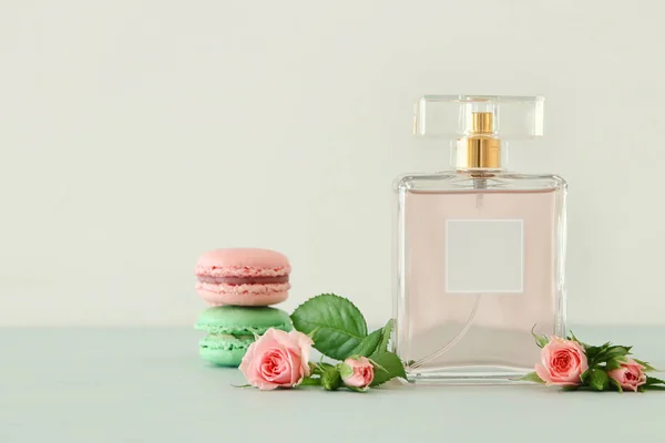 Immagine Bottiglia Profumo Con Petali Rosa Fiori Amaretto Sulla Tavola — Foto Stock