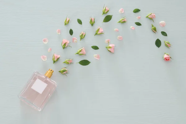 Felülnézeti Képe Parfümös Üveg Rózsaszirom Virágok Felett Pasztell Kék Háttér — Stock Fotó