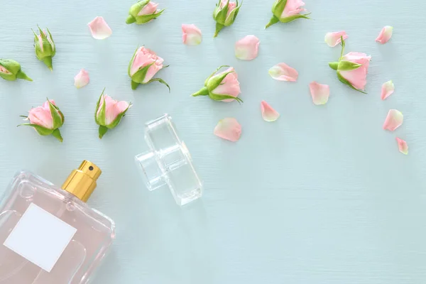 Vista Superior Imagen Botella Perfume Con Flores Pétalos Rosa Sobre — Foto de Stock
