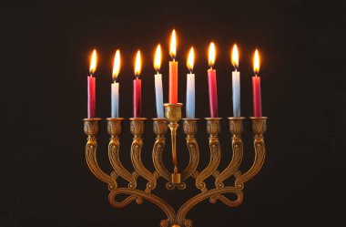 Yahudi tatil Hanukkah menorah (geleneksel Mumluk) ve mumlar arka plan görüntü