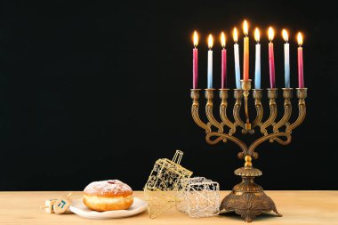 Yahudi tatil Hanukkah menorah (geleneksel Mumluk) ve yanan mumlar arka plan görüntü