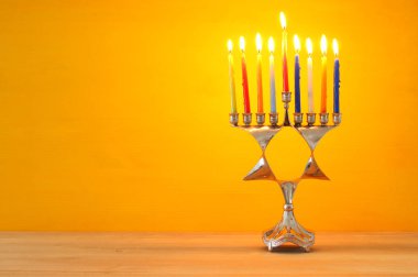 Yahudi tatil Hanukkah menorah (geleneksel Mumluk) ve yanan mumlar arka plan görüntü