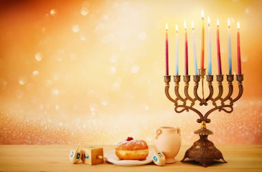 Yahudi tatil Hanukkah menorah (geleneksel Mumluk) ve mumlar glitter parlak arka plan üzerinde arka plan görüntü
