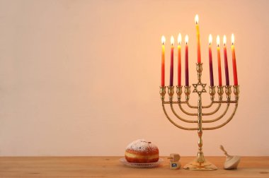 Yahudi bayramı Hanuka arka plan geleneksel spinnig üst, Yedi Kollu Şamdan (geleneksel Mumluk) ve yanan mum ile görüntü