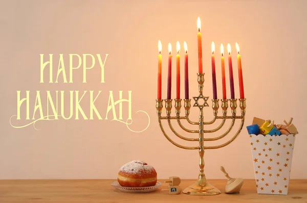 ユダヤ人の祝日のハヌカの背景に伝統的な回転トップ 本枝の燭台 伝統的な燭台 ろうそくのイメージ — ストック写真