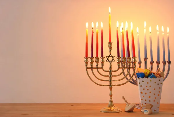 Imagem Férias Judaicas Hanukkah Fundo Com Top Spinnig Tradicional Menorah — Fotografia de Stock