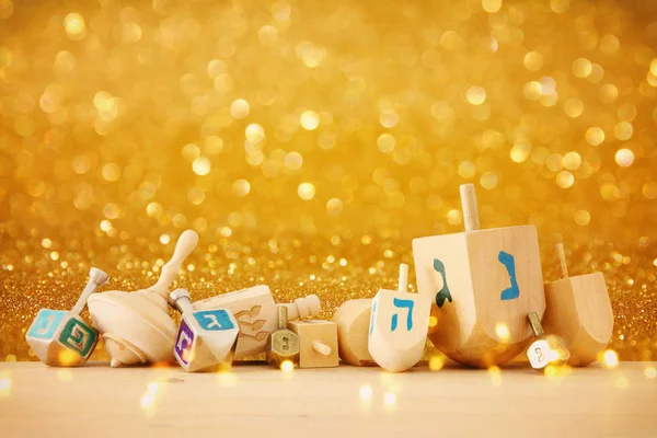 横幅犹太节日光明节与木陀螺 纺纱顶部 闪闪发光的背景 — 图库照片
