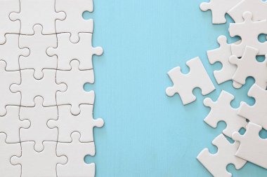 Eksik parçalı beyaz bulmacanın arkaplanı