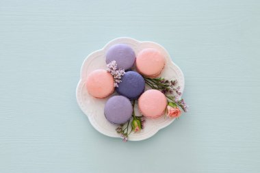 Üstten görünüm renkli macaron veya pastel mavi arka plan üzerinde acıbadem kurabiyesi. Düz yatıyordu