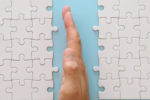 Männliche Hand Und Das Puzzleteil — Stockfoto