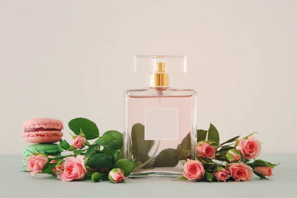 Immagine Bottiglia Profumo Con Petali Rosa Fiori Amaretto Sulla Tavola — Foto Stock