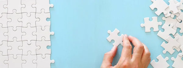 Banner Der Männlichen Hand Setzt Das Letzte Puzzleteil — Stockfoto