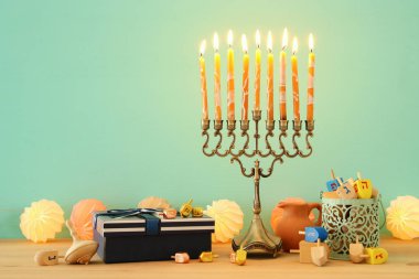 Yahudi tatil Hanukkah menorah (geleneksel Mumluk ile arka plan görüntü)