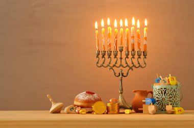 Yahudi tatil Hanukkah menorah (geleneksel Mumluk ile arka plan görüntü)