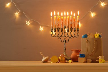 Yahudi tatil Hanukkah menorah (geleneksel Mumluk ile arka plan görüntü)
