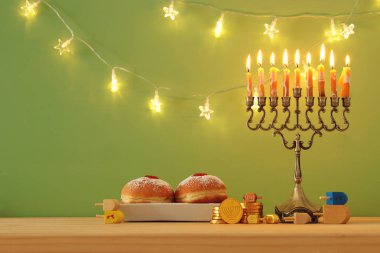 Yahudi tatil Hanukkah menorah (geleneksel Mumluk ile arka plan görüntü)