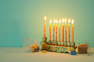 Yahudi tatil Hanukkah menorah (geleneksel Mumluk ile arka plan görüntü)