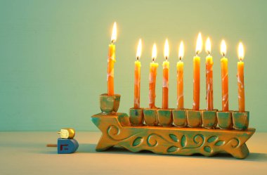 Yahudi tatil Hanukkah menorah (geleneksel Mumluk ile arka plan görüntü)